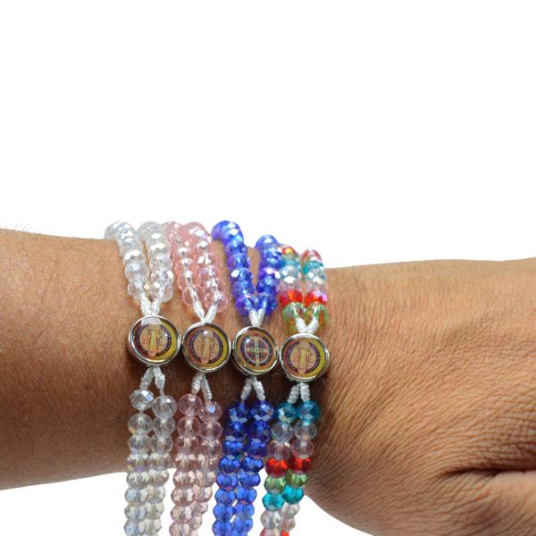 Terço de Pulso Cristal com Fecho e Medalha de São Bento Resinada cores variadas. (12 UN)