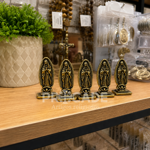 Kit com 5 Mini Imagens de Mesa Nossa Senhora de Guadalupe 5cm em Metal Ouro Velho