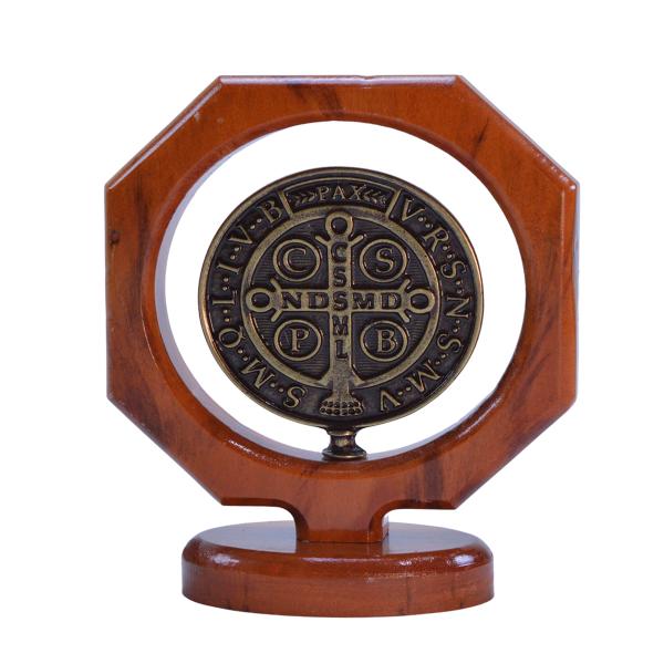 Adorno de mesa Octagonal em Madeira de demolição com medalha de São Bento (13 cm)