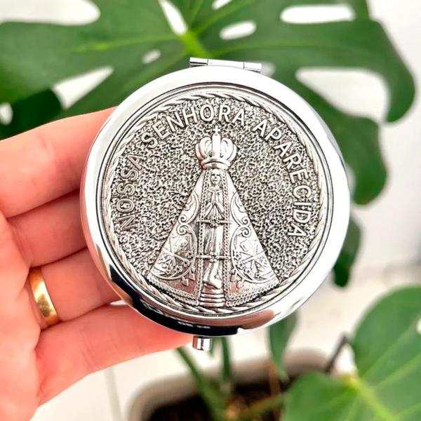 Porta Terço/Teca de Nossa Senhora Aparecida em aço inox cromado grande (07 cm)