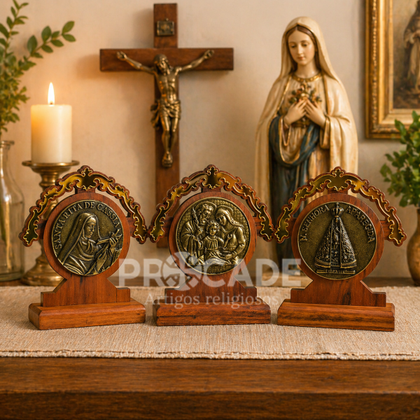 Kit com 3 Adornos de Mesa em Madeira de Demolição – Santa Rita, Sagrada Família e Nossa Senhora Aparecida