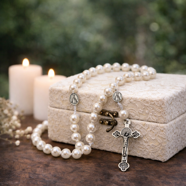 Terço em perola 10 MM com Medalha de Nossa Senhora Aparecida em metal italiano (Dúzia)