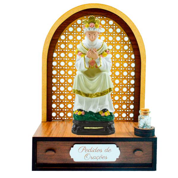Altar com gaveta de pedidos de Oração Nossa Senhora da Salette Sentada 21 cm + Terço Grátis na garrafinha