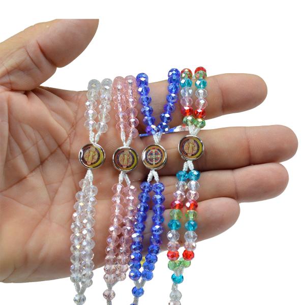 Terço de Pulso Cristal com Fecho e Medalha de São Bento Resinada cores variadas. (12 UN)