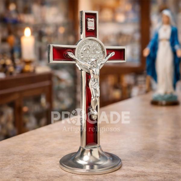 Crucifixo de Mesa São Bento Resinada Vermelha e Prata 13 cm