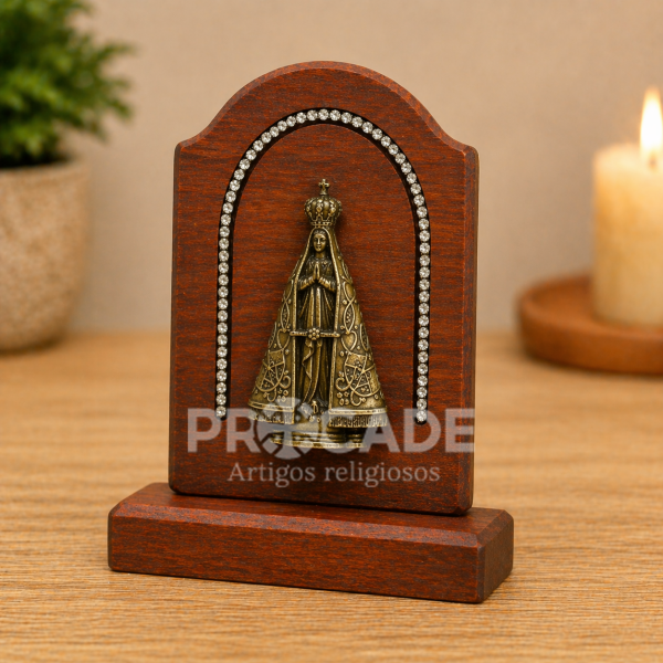 Adorno de Mesa Nossa Senhora Aparecida em Metal com Base em Madeira de Demolição – 12x15 cm